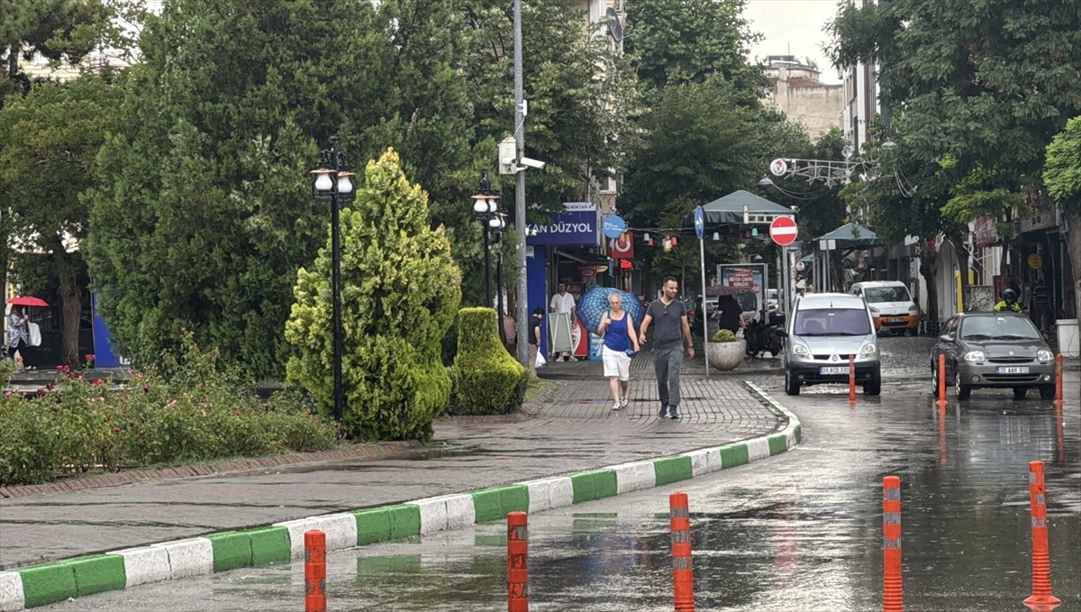 Kırklareli'nde sağanak yaşamı olumsuz etkiledi. Kentte aniden başlayan sağanağın zaman zaman...