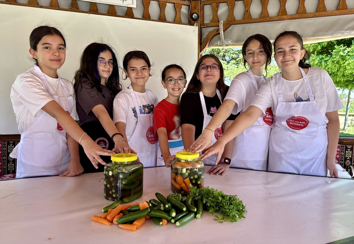Kırşehir'de ortaokul öğrencileri, "gastronomi serası"nda yetiştirilen ürünlerle turşu kurmayı...
