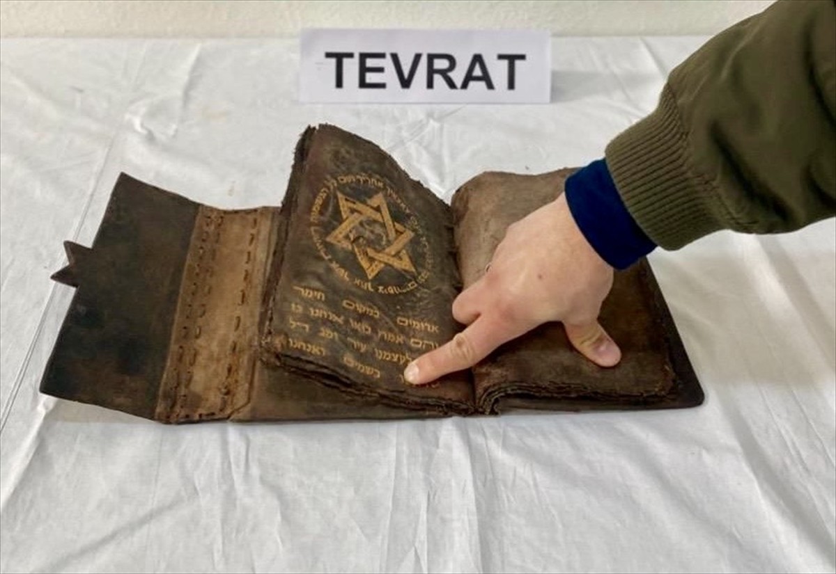 Kırşehir'in Akpınar ilçesinde, jandarma ekiplerinin yol kontrolünde deri üzerine yazılmış 700...