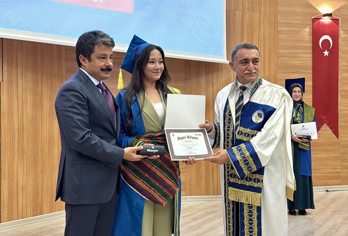 Kırşehir Ahi Evran Üniversitesinden (KAEÜ) mezun olan öğrenciler için tören düzenlendi. KAEÜ Ahi...