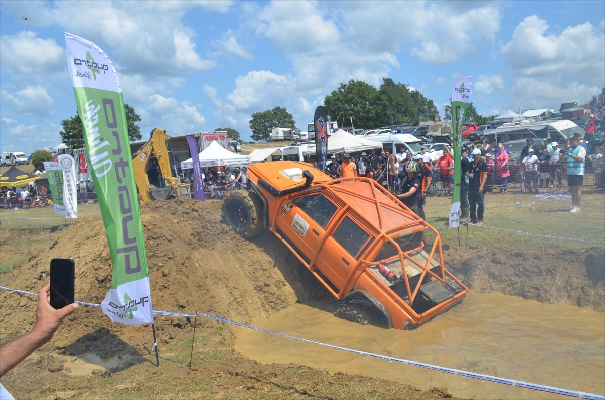 Kocaeli'de düzenlenen 3. Gebze Off-Road Festivali başladı. Gebze Belediyesi tarafından Denizli...