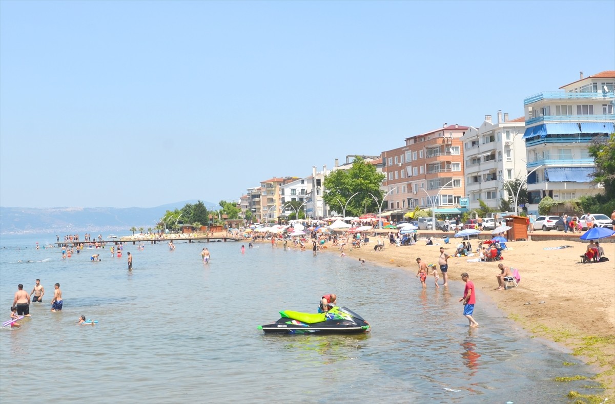 Kocaeli'de Kurban Bayramı tatilini fırsat olarak değerlendirenler sahillerde serinlemeye çalıştı....