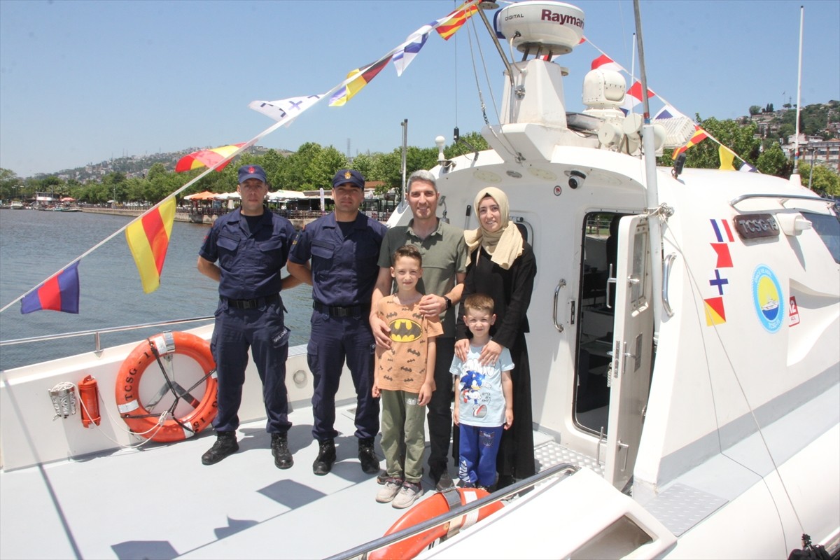 Kocaeli'de TCSG-15 Sahil Güvenlik botu vatandaşların ziyaretine açıldı.