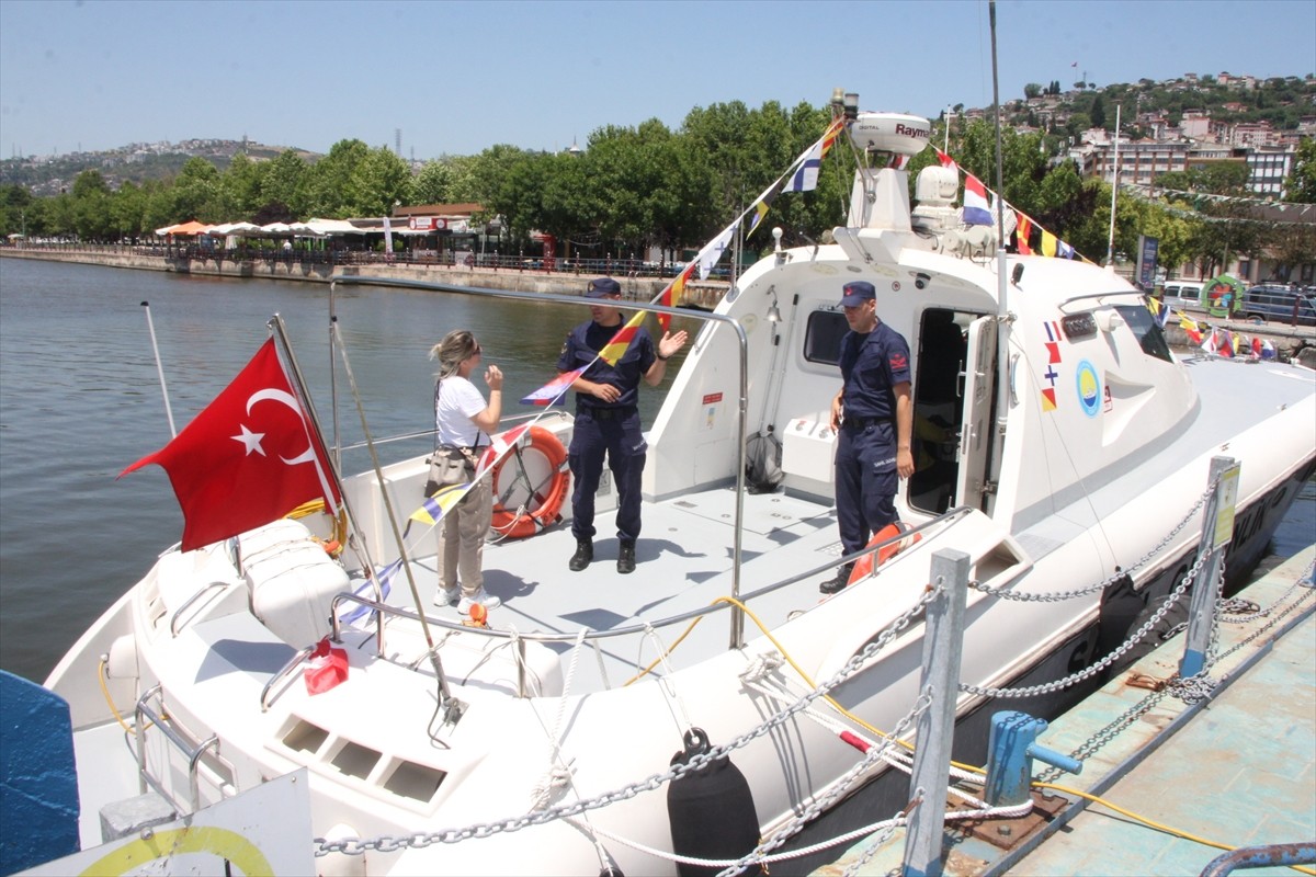 Kocaeli'de TCSG-15 Sahil Güvenlik botu vatandaşların ziyaretine açıldı.