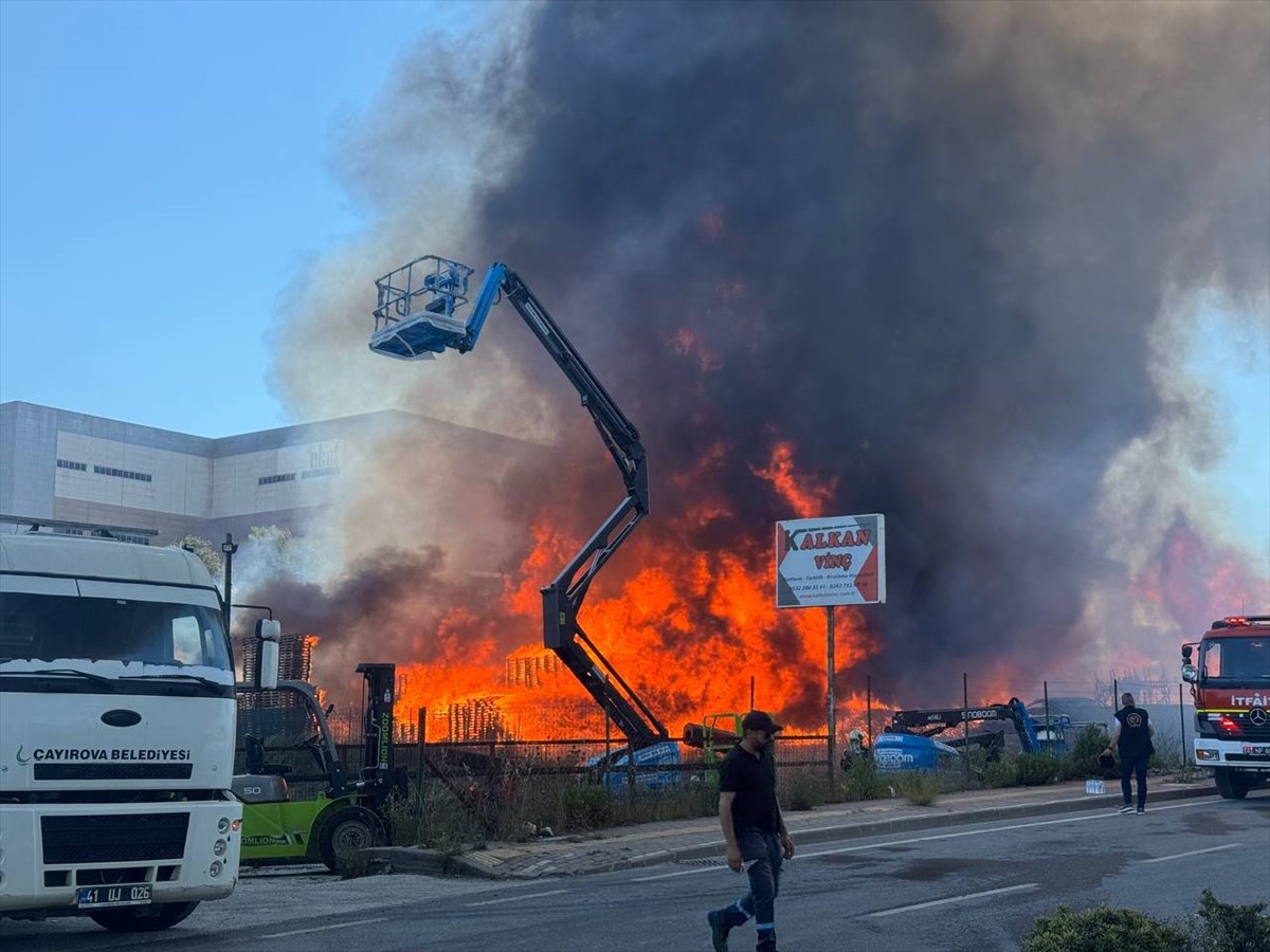 Kocaeli'nin Çayırova ilçesinde palet fabrikasında çıkan yangın söndürülmeye...