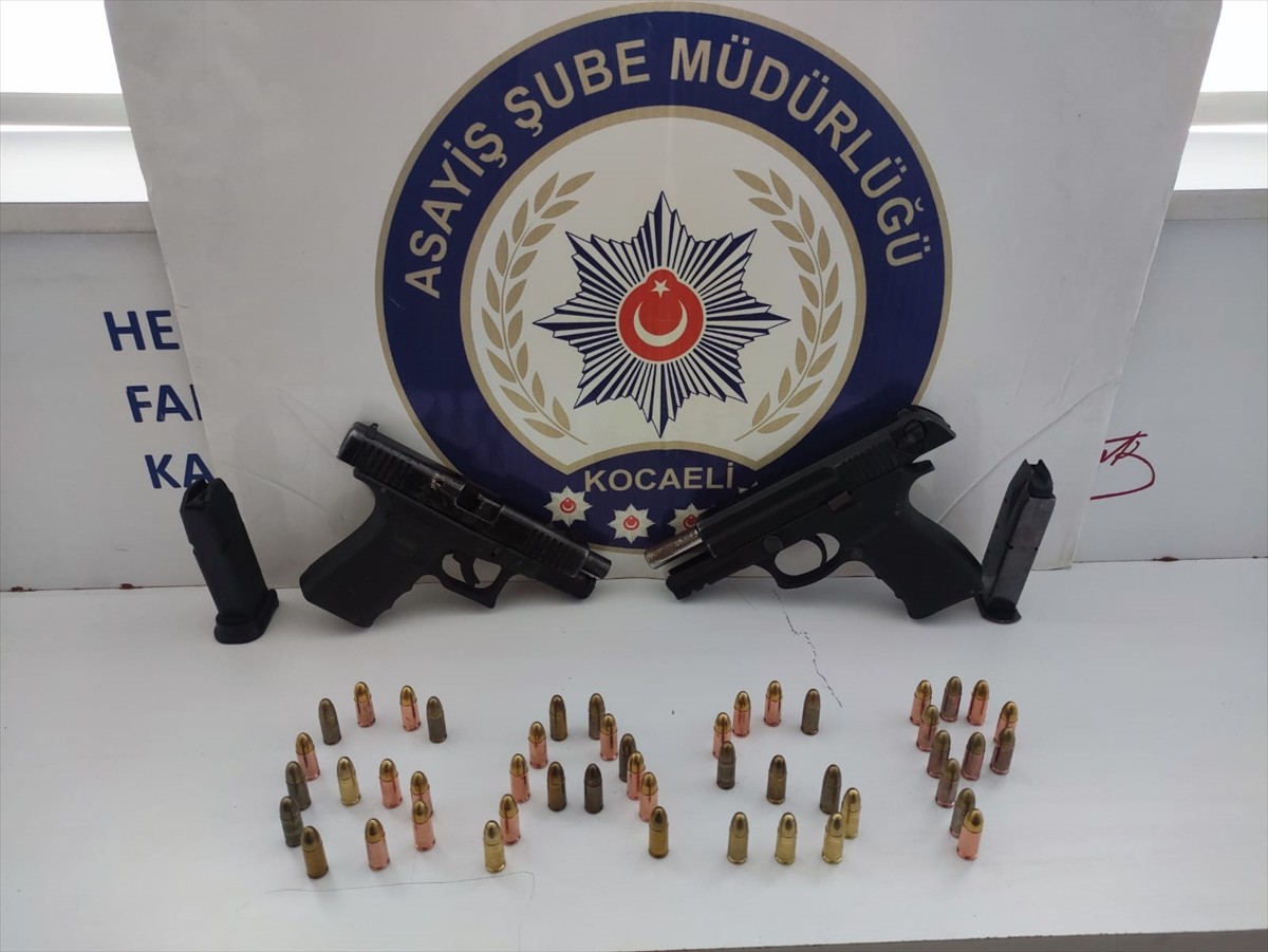 Kocaeli'nin Darıca ilçesindeki iş yerini kurşunladıkları gerekçesiyle gözaltına alınan 2 zanlı...