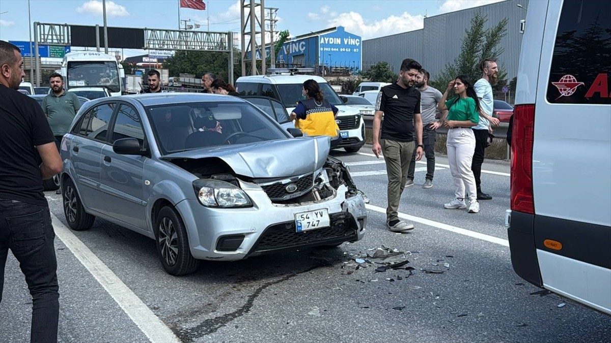 Kocaeli'nin Gebze ilçesinde 2 kişinin yaralandığı zincirleme trafik kazası nedeniyle D-100 kara...