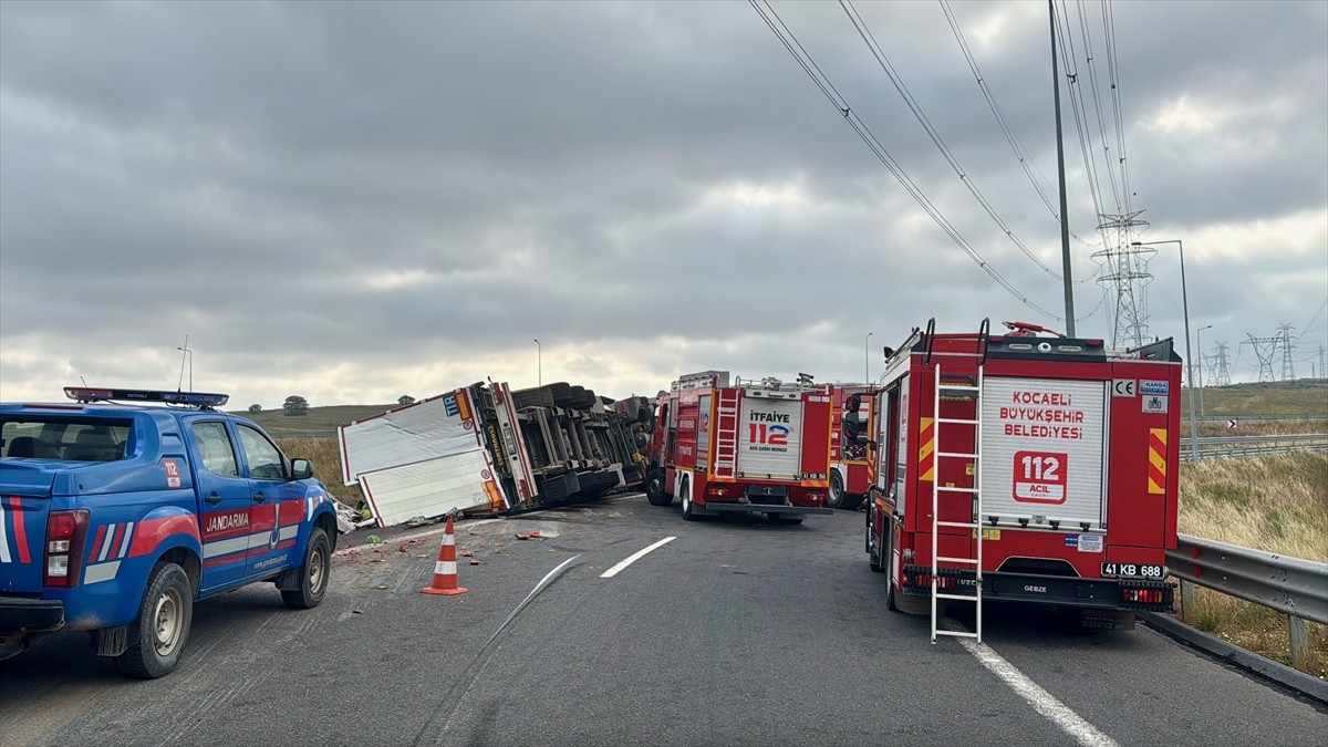  Kocaeli'nin Gebze ilçesinde devrilen karpuz yüklü tırın sürücüsü öldü, 3 kişi...