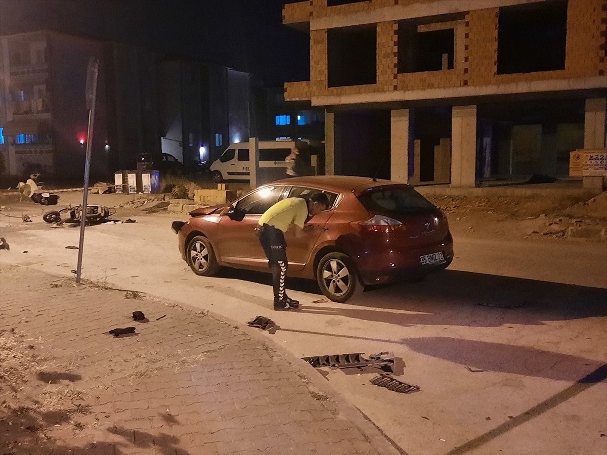 Kocaeli'nin Gölcük ilçesinde otomobille çarpışan motosikletin sürücüsü öldü, oğlu ağır...