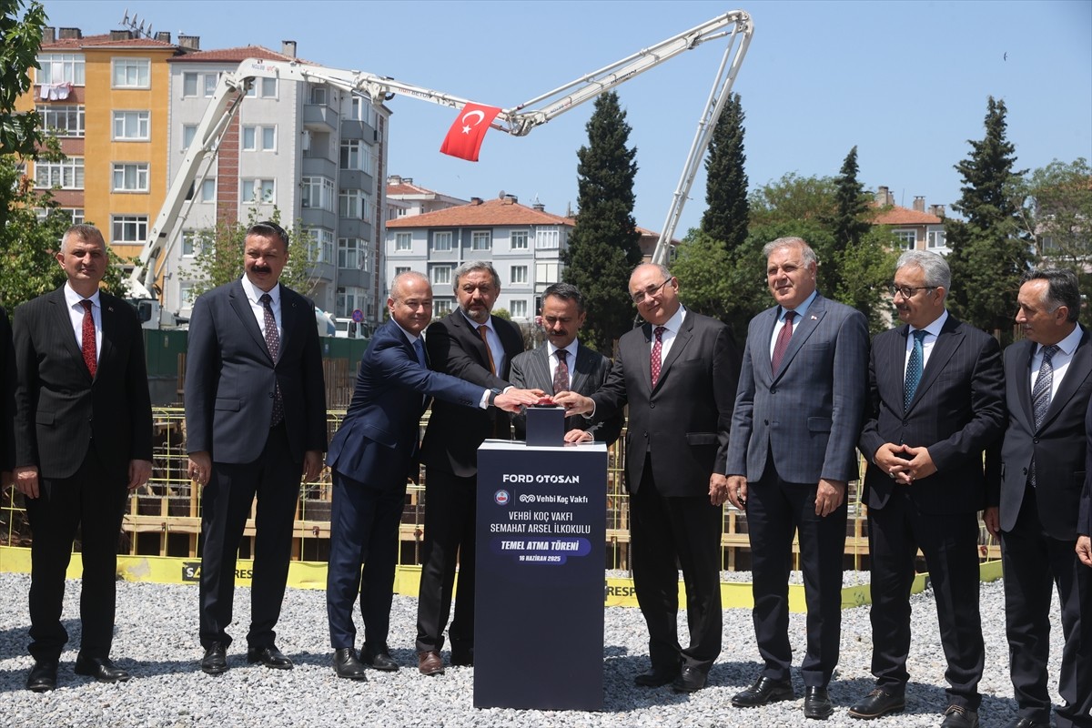 Kocaeli'nin Gölcük ilçesinde "Eğitime Yüzde 100 Destek" kampanyası kapsamında Ford Otosan...