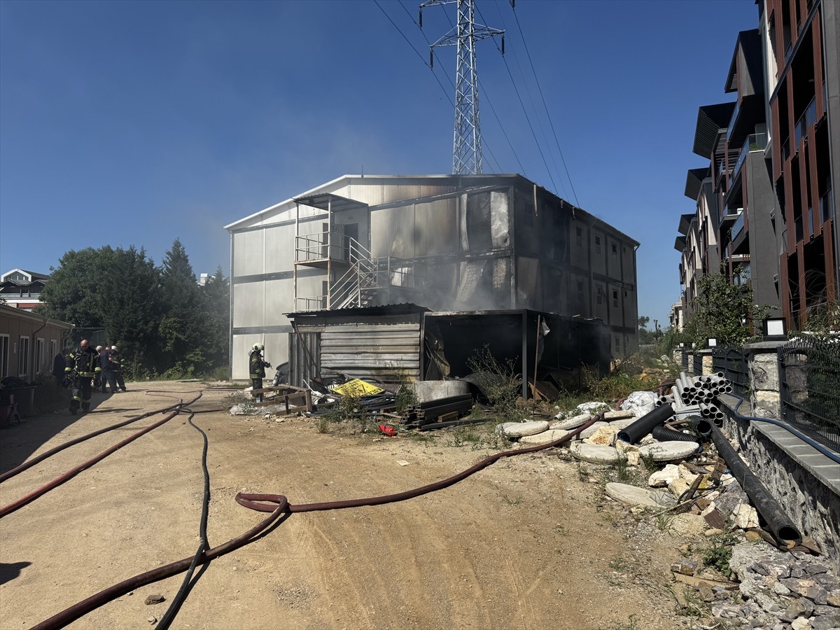 Kocaeli'nin Kartepe ilçesinde inşaat şantiyesindeki depoda çıkan yangın itfaiye ekiplerince...