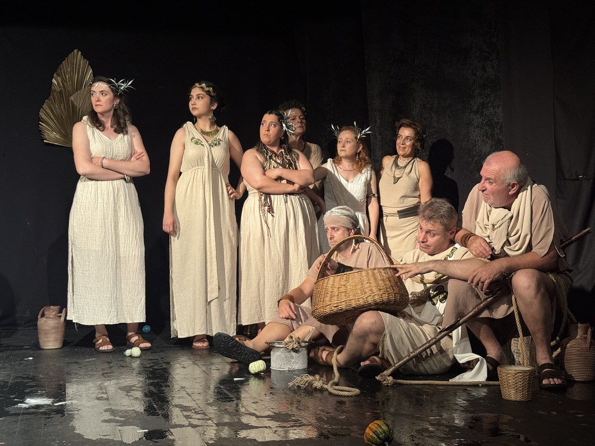 Kocaeli Doğa Spor Kulübü (KODOSK) Tiyatro Topluluğu, Antik Yunan yazar Aristophanes'in kaleme...