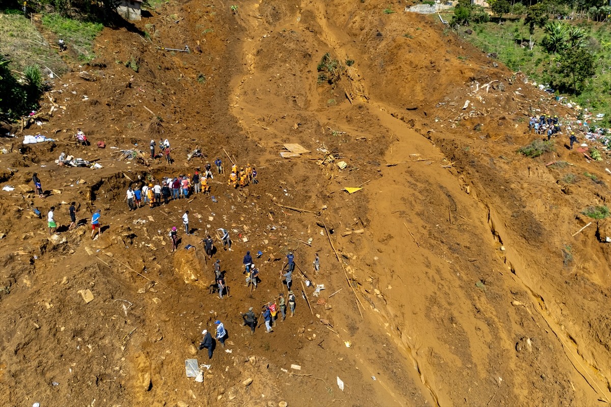Kolombiya'nın Medellin kentinde dün şiddetli yağışların yol açtığı toprak kaymasında hayatını...