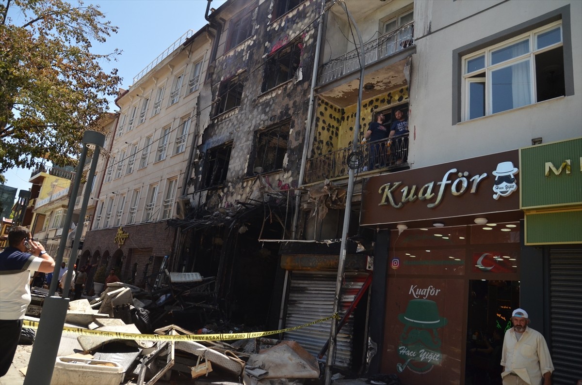 Konya'da iş yerinde çıkan yangında dumandan etkilenen 4 kişi tedavi altına alındı. Merkez Selçuklu...