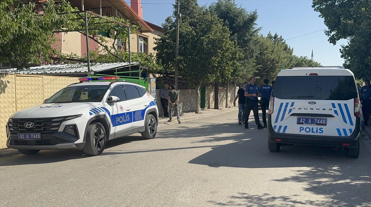 Konya'nın Meram ilçesinde bir kişi, annesiyle ablasını bıçakla yaralayıp intihara teşebbüs etti....