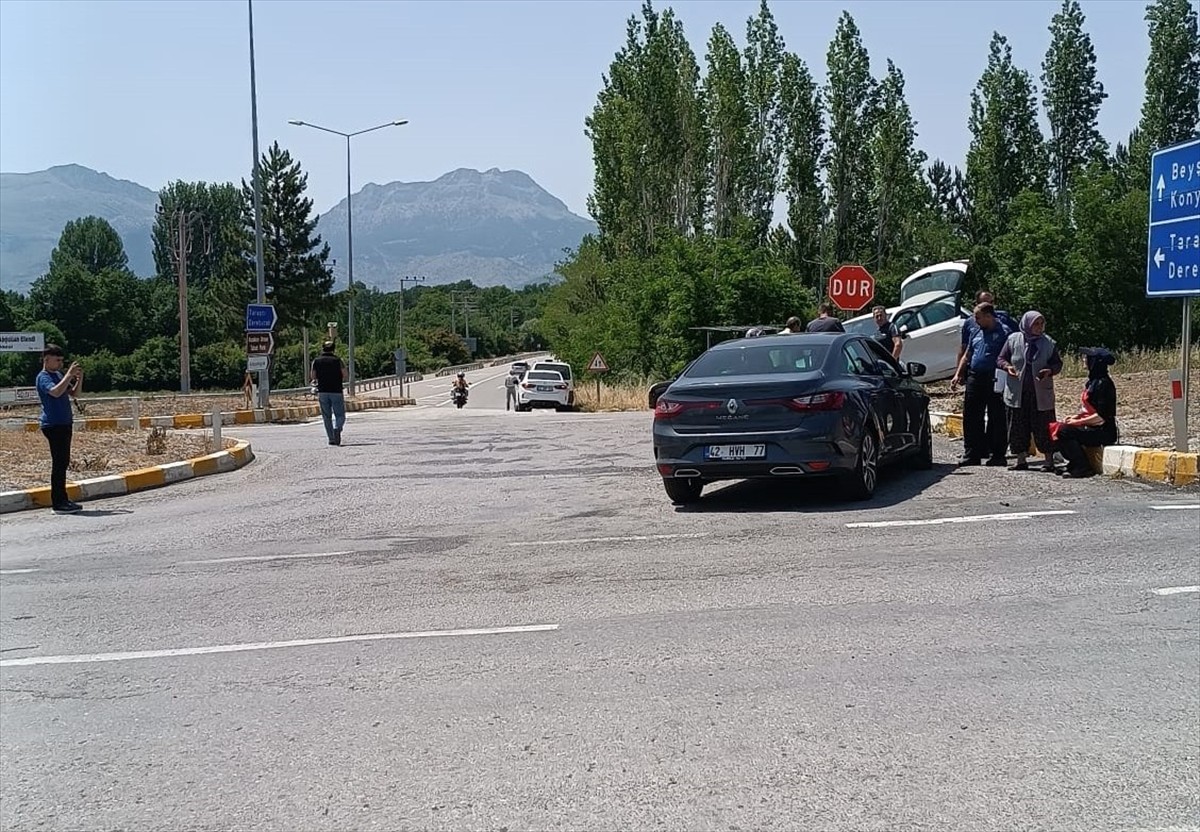Konya'nın Seydişehir ilçesinde iki otomobilin çarpışması sonucu 5 kişi yaralandı.