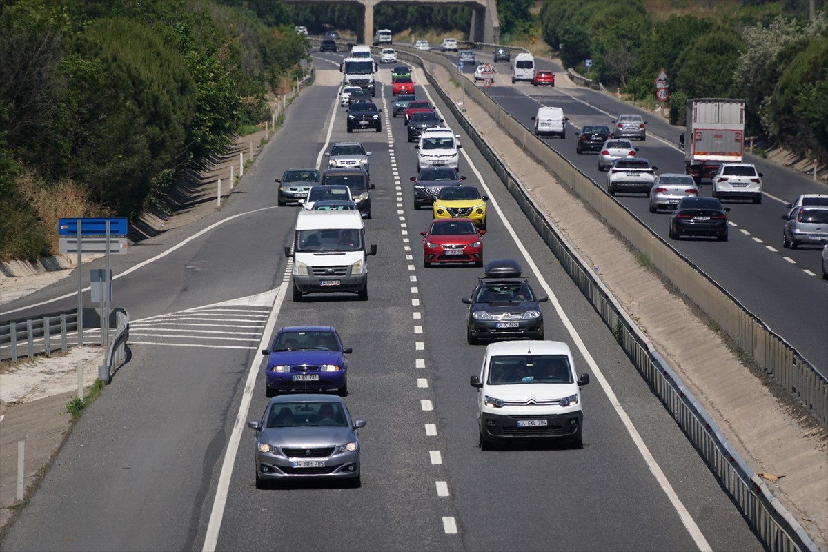 Kurban Bayramı'nı memleketlerinde ya da tatil beldelerinde geçirenlerin dönüşe geçmesiyle...
