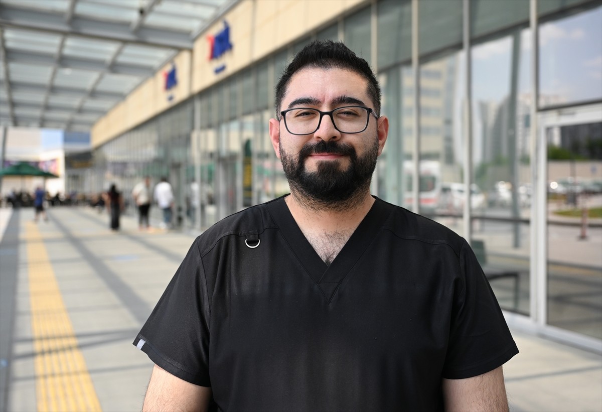 Kurban Bayramı'nın ilk gününde kurban kesmeye çalışırken yaralanan çok sayıda kişi hastanelere...