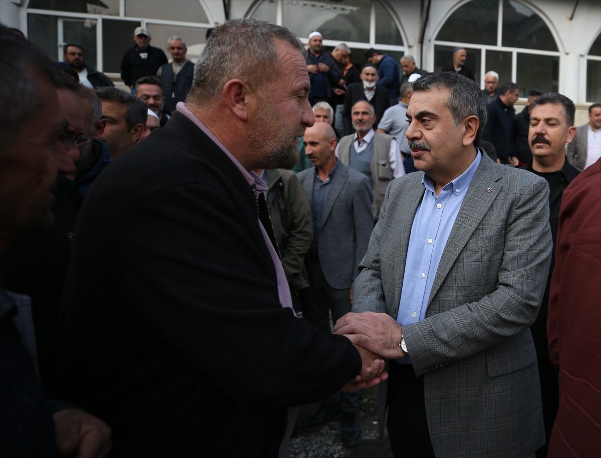 Kurban Bayramı dolayısıyla memleketi Erzurum'a gelen Milli Eğitim Bakanı Yusuf Tekin, Uzundere...