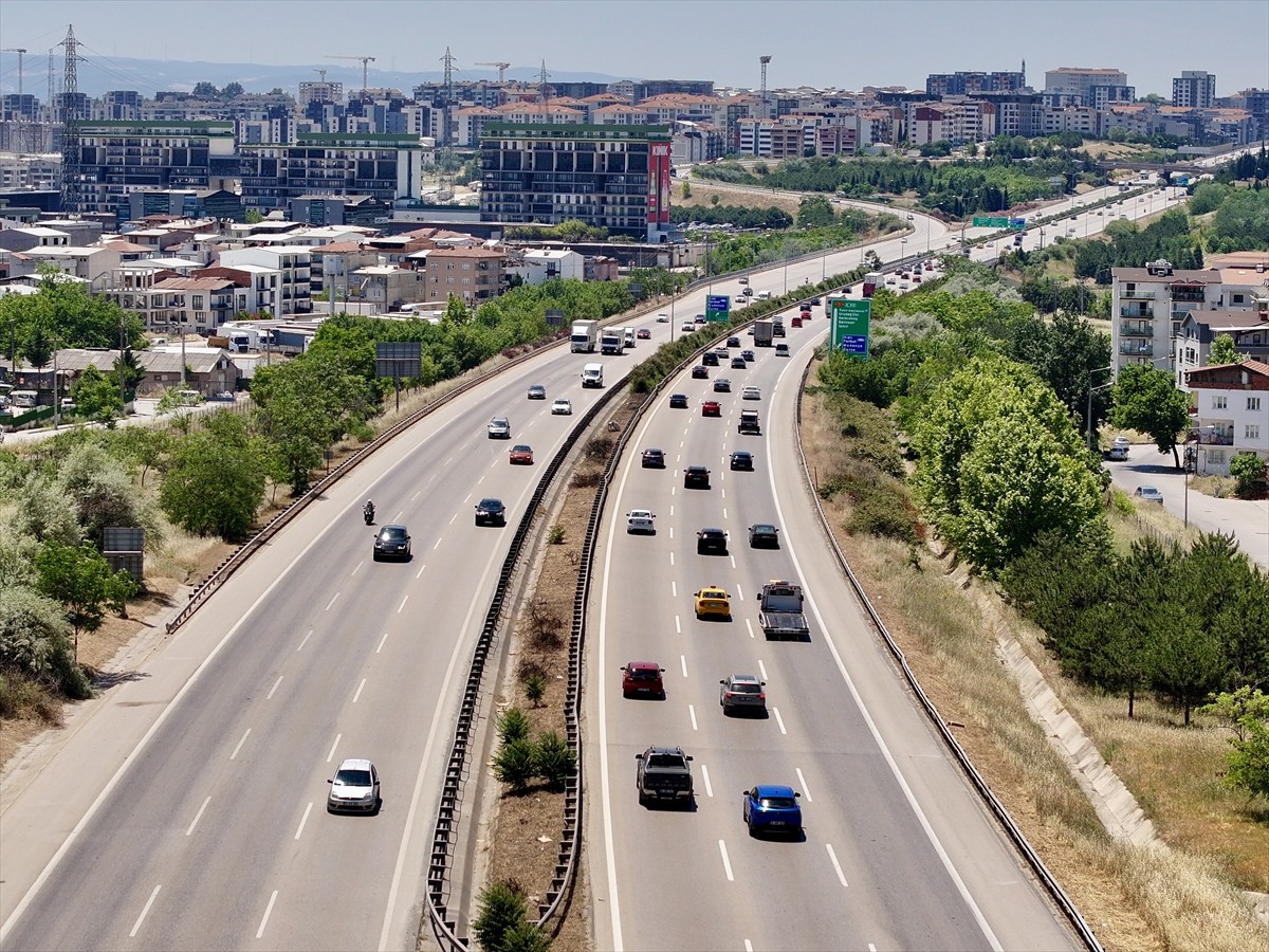 Kurban Bayramı tatili dolayısıyla İstanbul-İzmir Otoyolu'nun Bursa kesiminde akıcı yoğunluk...