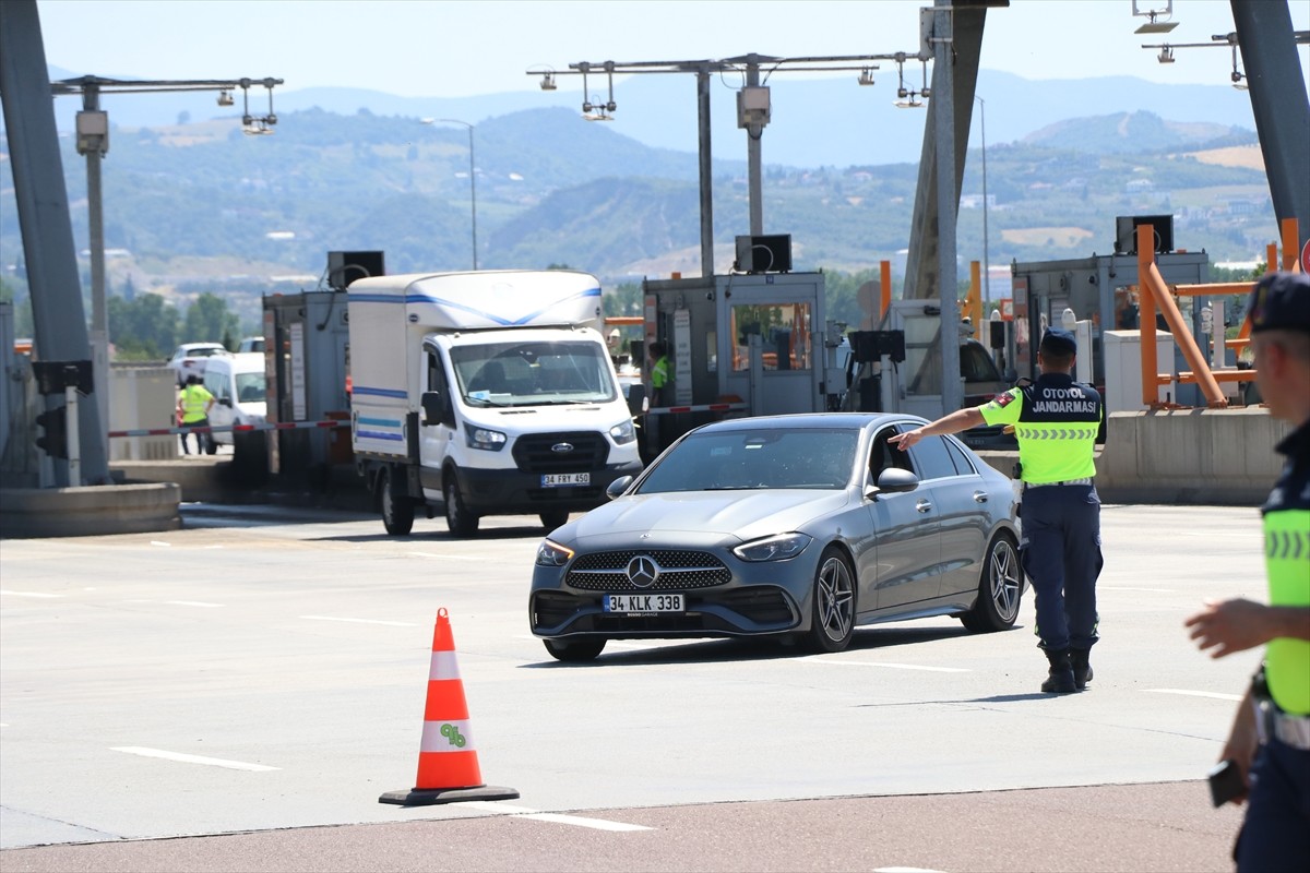 Kurban Bayramı tatili dolayısıyla İstanbul-İzmir Otoyolu ile Osmangazi Köprüsü'nde akıcı yoğunluk...