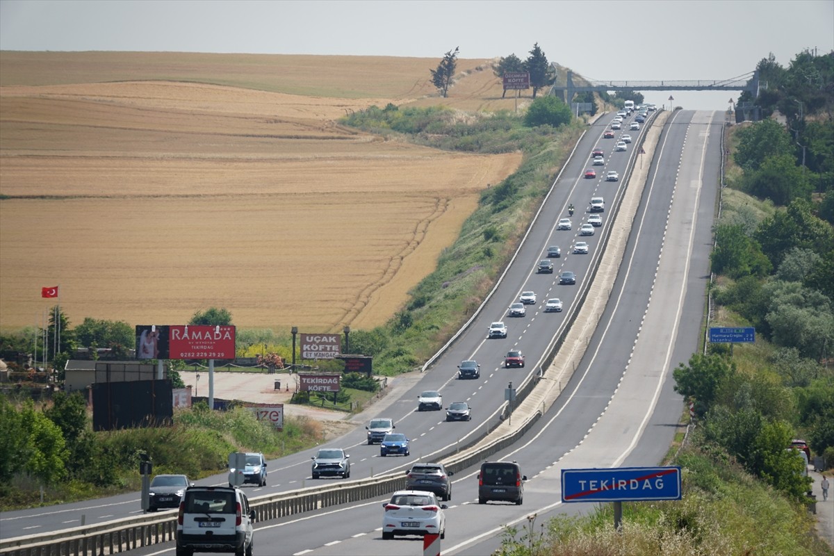 Kurban Bayramı tatili dolayısıyla İstanbul-Tekirdağ kara yolunda trafik yoğunluğu...