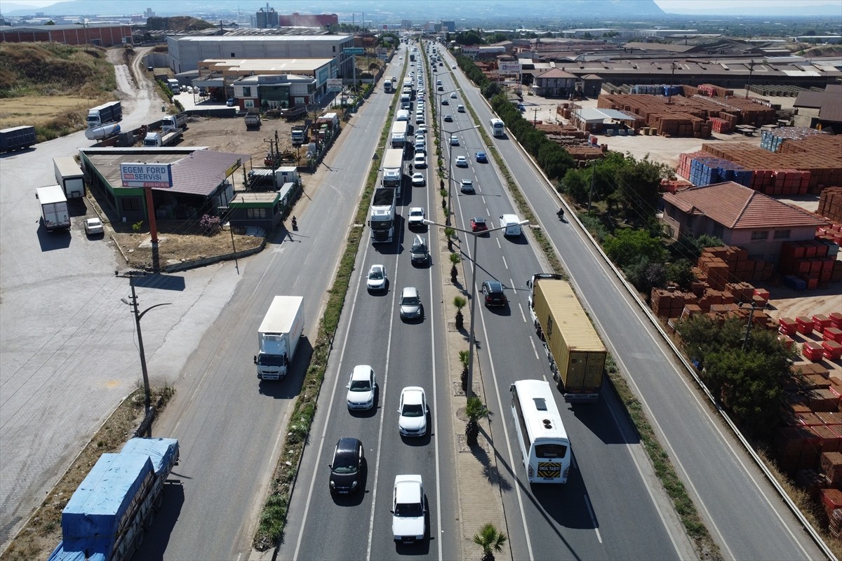 Kurban Bayramı tatili dolayısıyla İzmir-Ankara kara yolunun Manisa güzergahında trafik yoğunluğu...