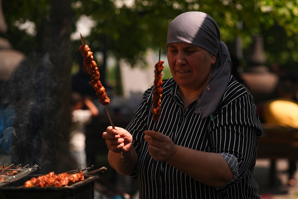 Kurban Bayramı tatilini Ankara'da geçirenler, güzel havayı Mogan Gölü ve çevresine giderek...