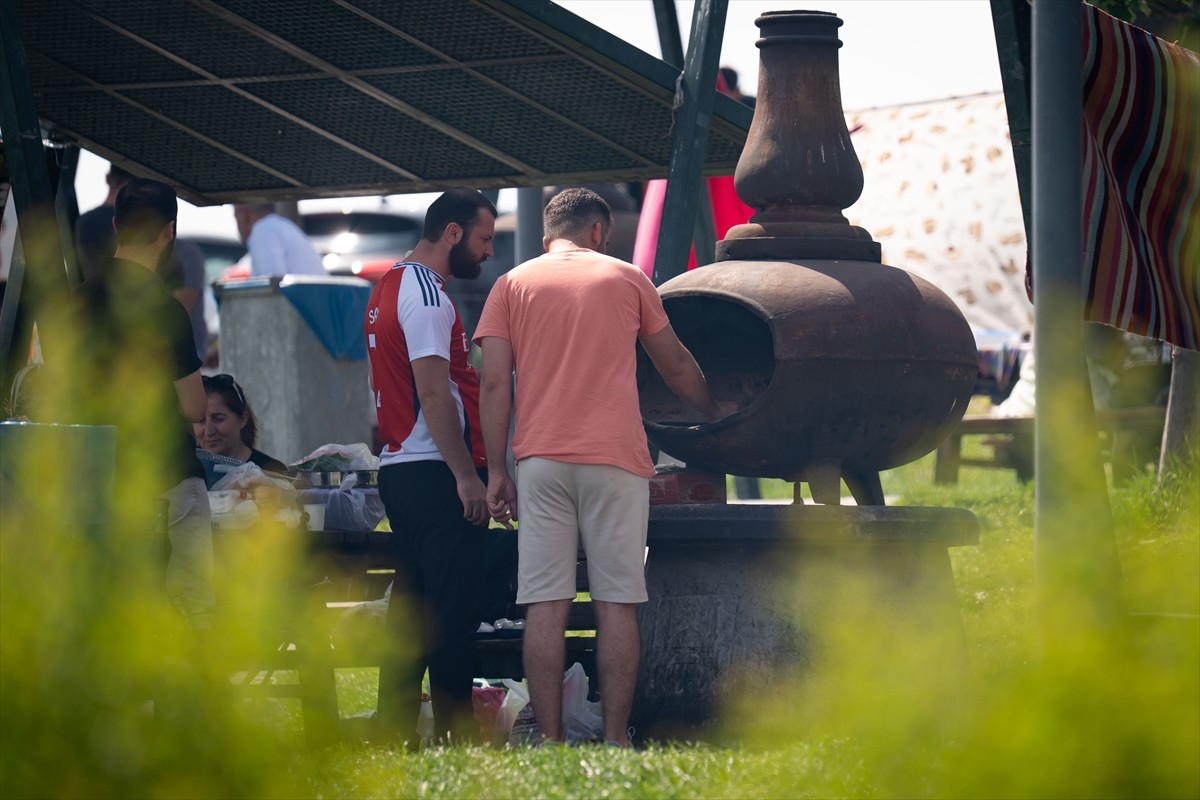 Kurban Bayramı tatilini Ankara'da geçirmeyi tercih edenler, mesire yerlerine giderek güzel havanın...