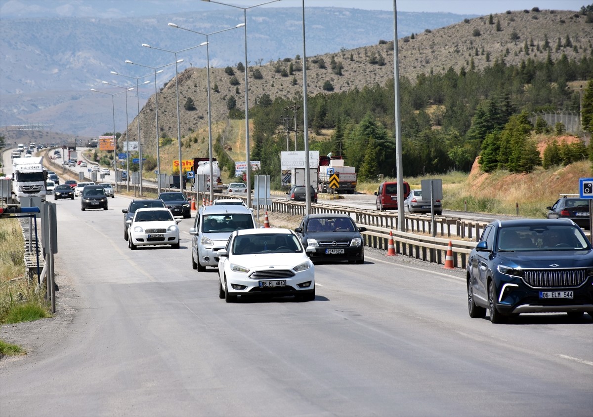 Kurban Bayramı tatilini memleketlerinde geçirmek için yola çıkan sürücüler, "kilit kavşak" olarak...