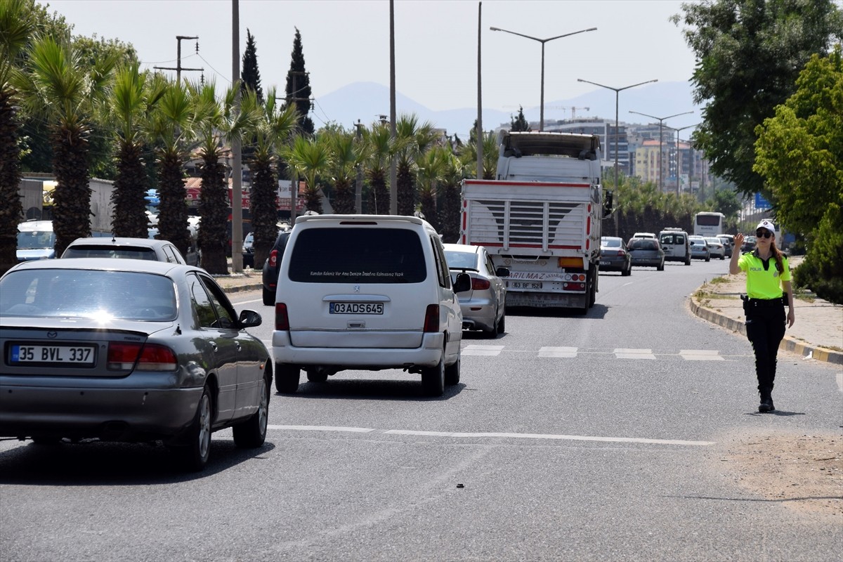 Kurban Bayramı tatilini sahil bölgelerinde geçirenler, bayramın son günü dönüş yolunda Manisa'da...