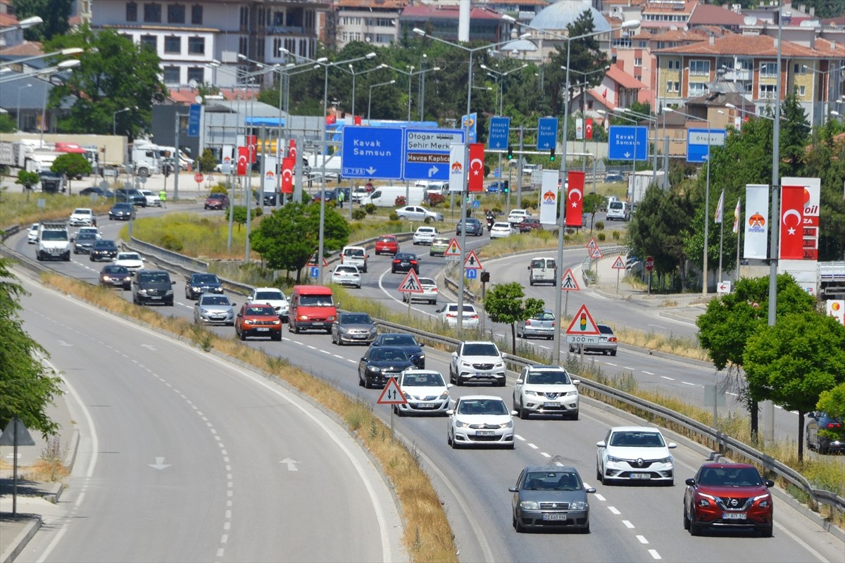 Kurban Bayramı tatilinin son gününde Samsun-Ankara kara yolunun Havza geçişinde yoğunluk...