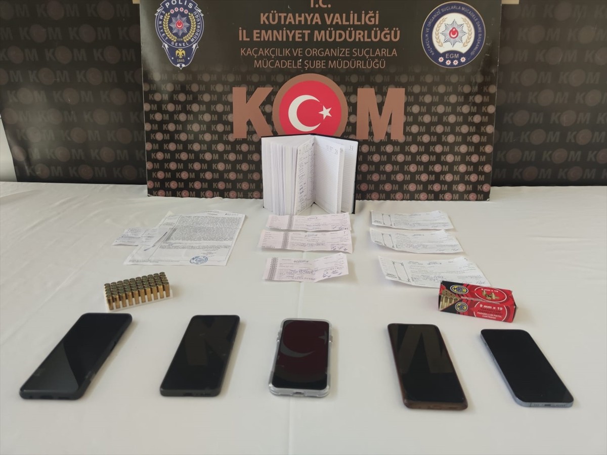 Kütahya'da tefecilik yaptıkları iddia edilen 6 şüpheli, polisin operasyonuyla gözaltına alındı....