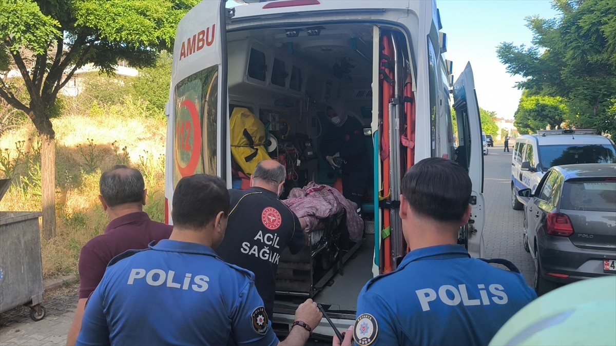 Kütahya'da yangın çıkan bir apartman dairesinde mahsur kalan 75 yaşındaki kadın, itfaiye...