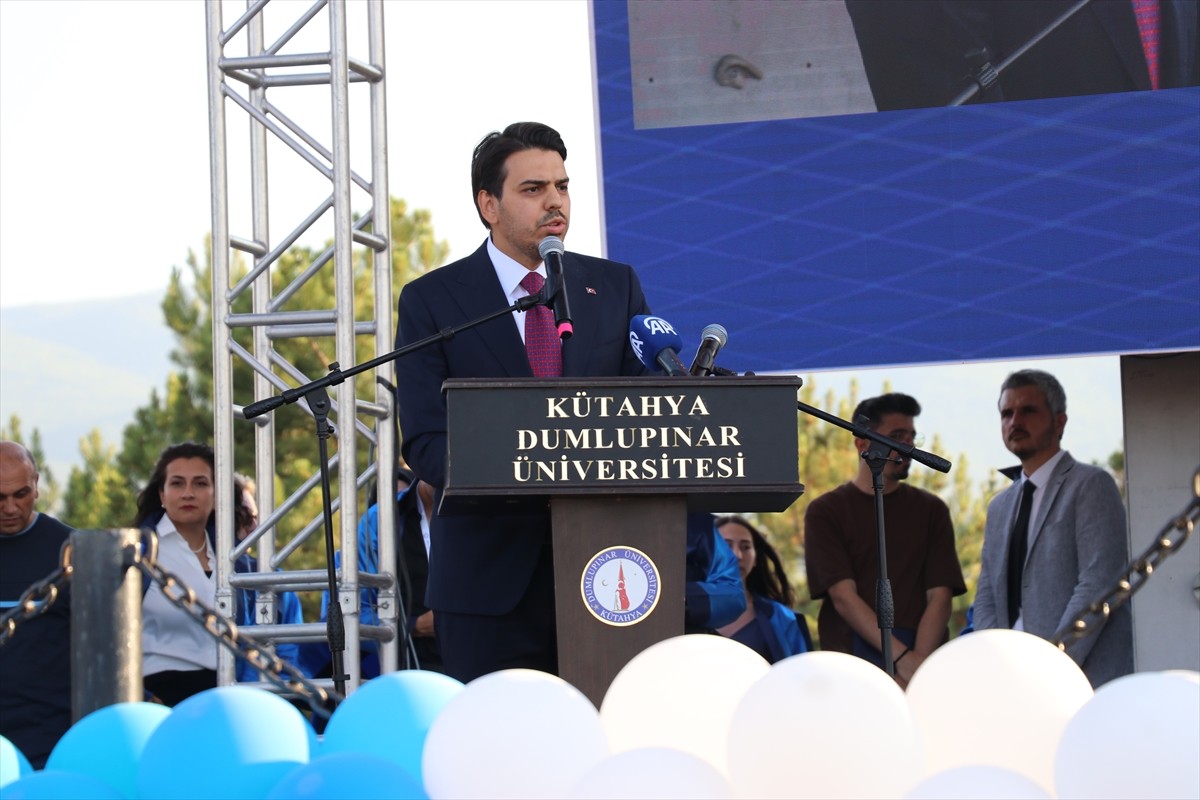 Kütahya Dumlupınar Üniversitesi'nde (DPÜ), bu yıl mezun olan 5 bin 35 öğrenci için mezuniyet...