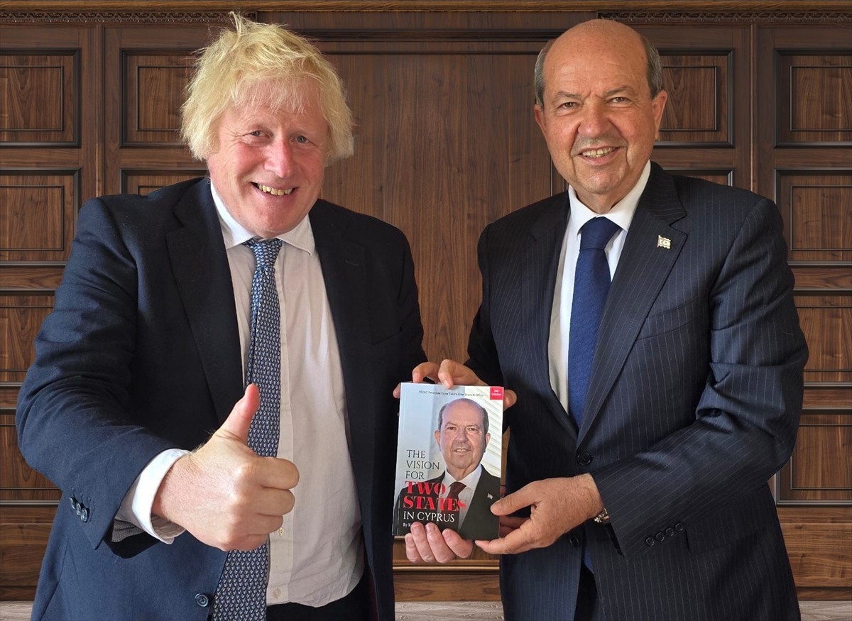 Kuzey Kıbrıs Türk Cumhuriyeti (KKTC) Cumhurbaşkanı Ersin Tatar'ın (solda), eski İngiltere...