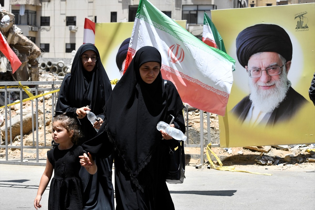 Lübnan'da Hizbullah taraftarları, İsrail ile karşılıklı saldırılara devam eden İran'a destek...