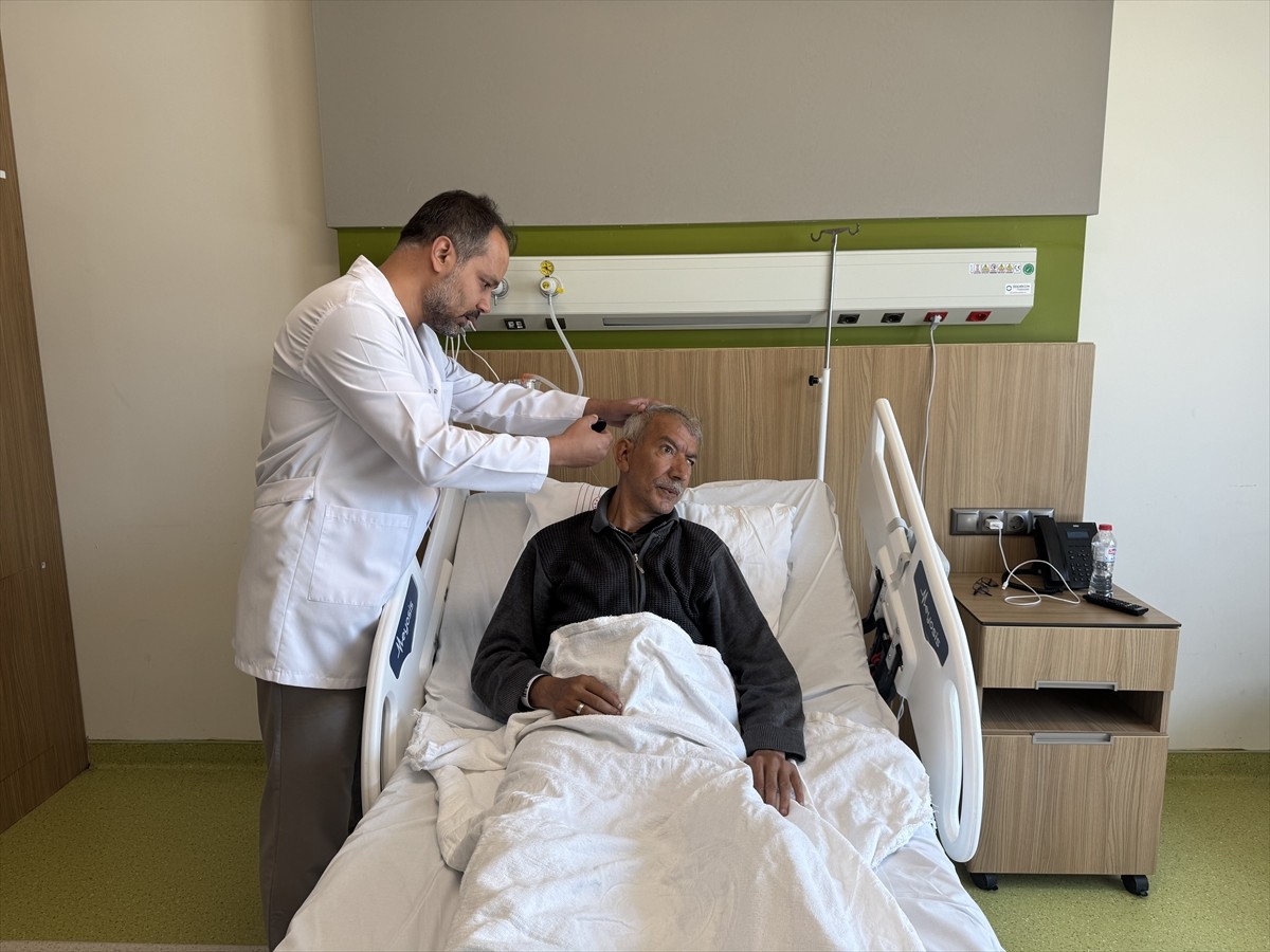 Malatya'da 3 yıl önce geçirdiği beyin anevrizması kanaması nedeniyle iki kulağında işitme kaybı...