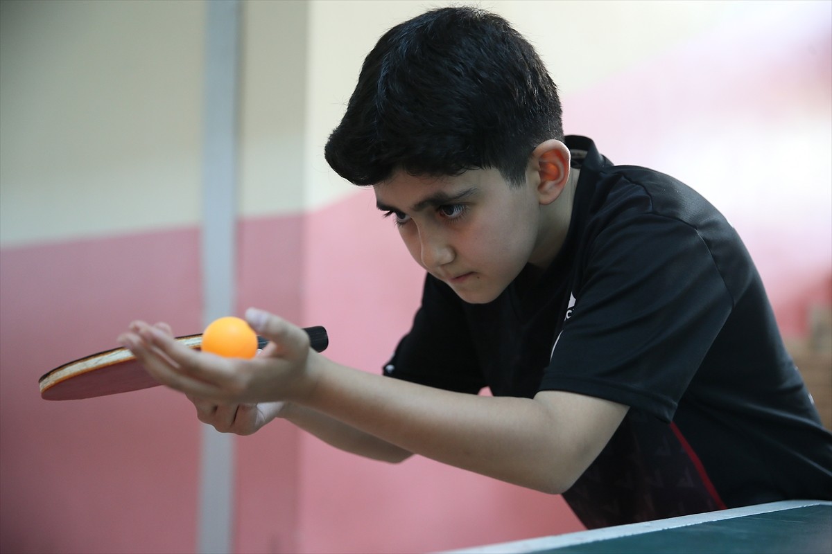 Malatya'da babasının yönlendirmesiyle 5 yaşında masa tenisine başlayan 11 yaşındaki Muhammed Emre...