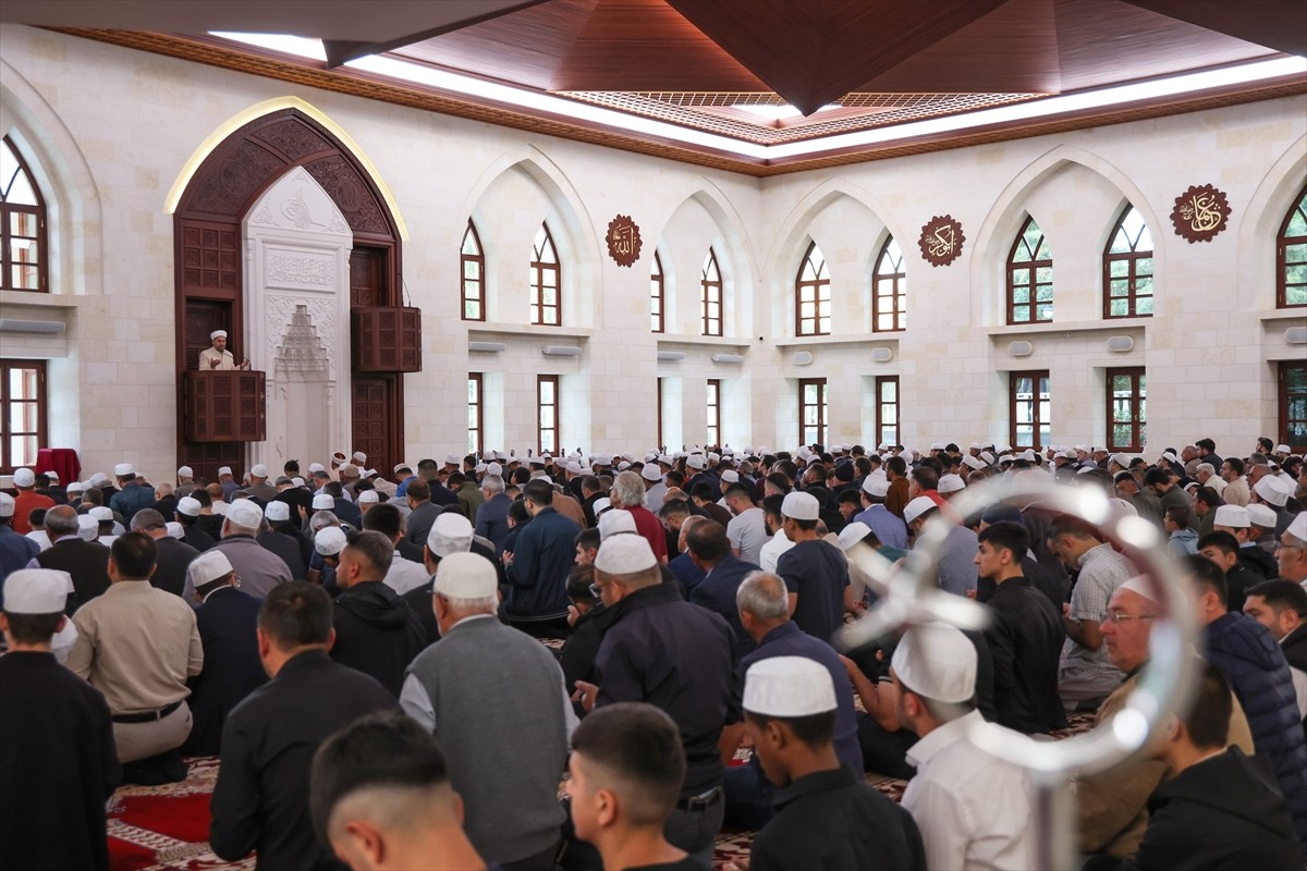 Malatya'da bayram namazını kılmak isteyen vatandaşlar camilere akın etti. Somuncu Baba adıyla...
