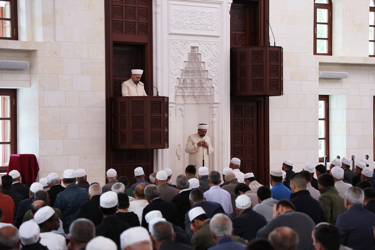 Malatya'da bayram namazını kılmak isteyen vatandaşlar camilere akın etti. Somuncu Baba adıyla...