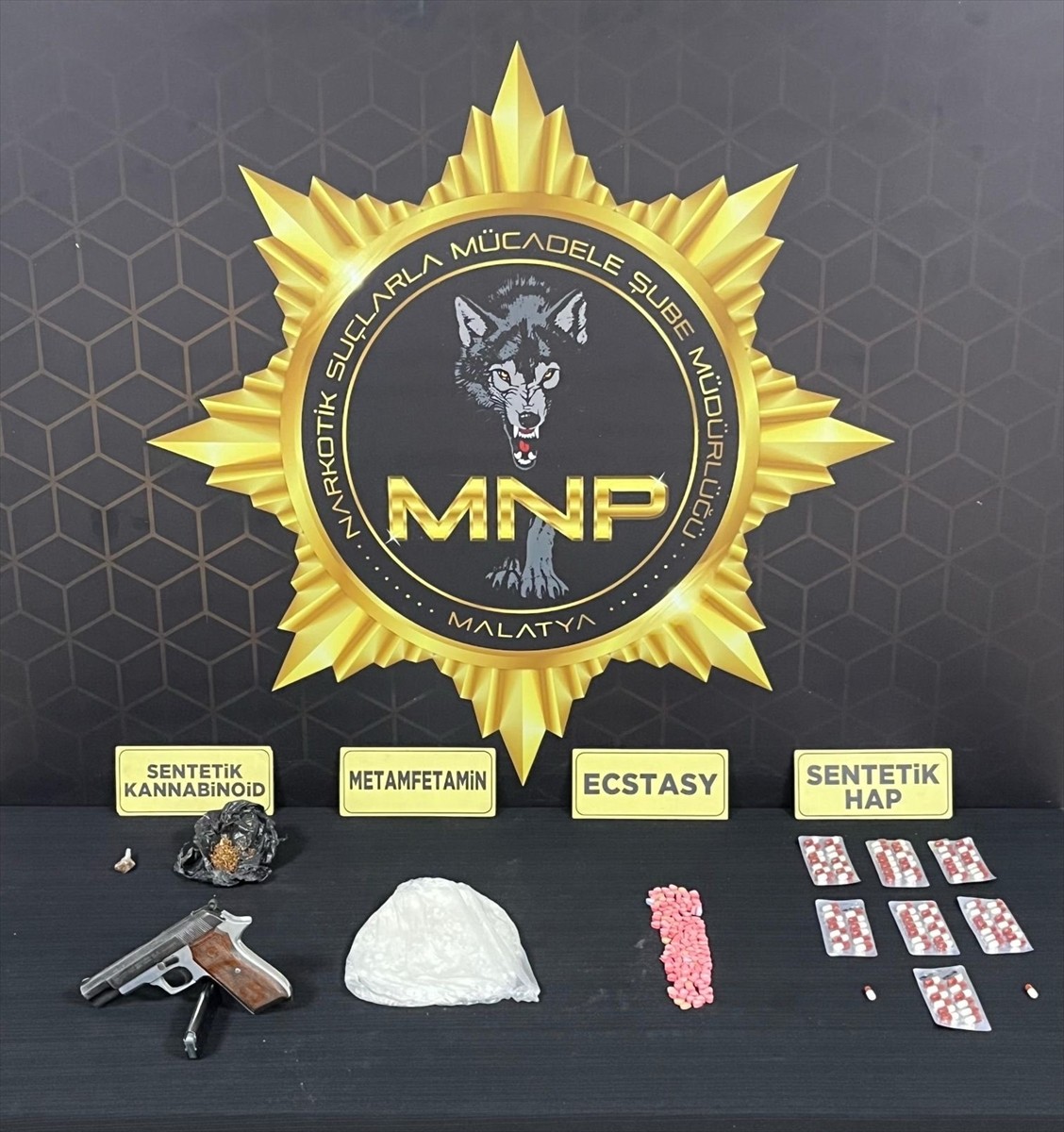 Malatya'da düzenlenen uyuşturucu operasyonunda 4 şüpheli gözaltına alındı. Operasyonda 244...