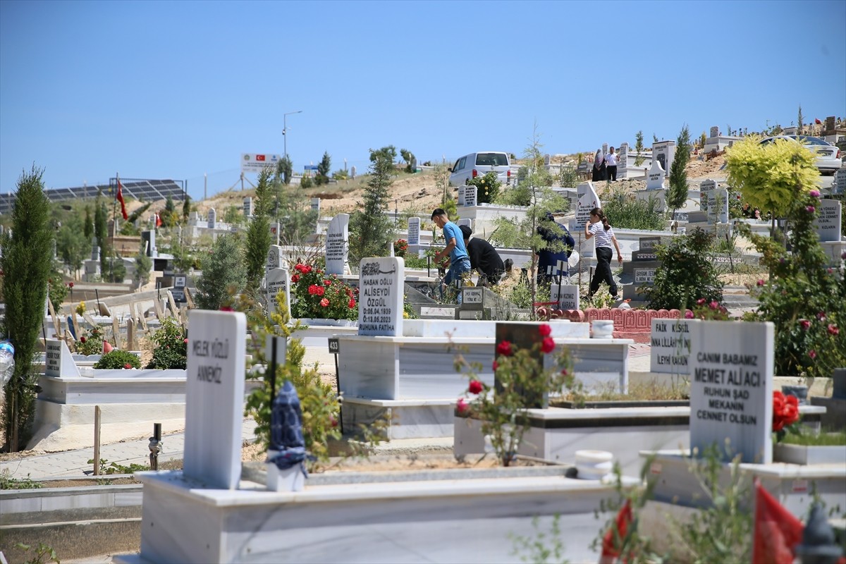 Malatya'da, Kahramanmaraş merkezli 6 Şubat 2023'teki depremlerde yakınları kaybedenler Kurban...