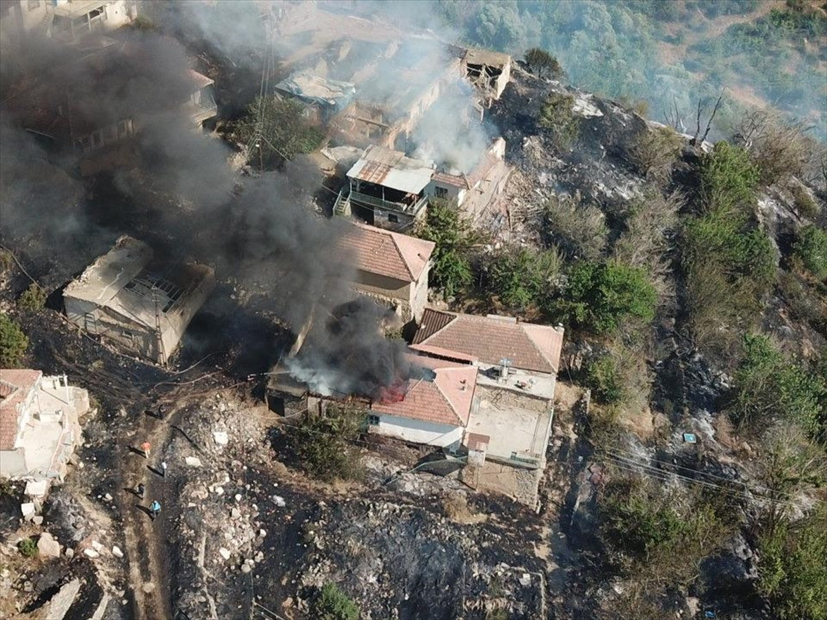 Malatya'nın Kale ilçesinde otluk alanda çıkan ve evlere sıçrayan yangına müdahale edildi.
