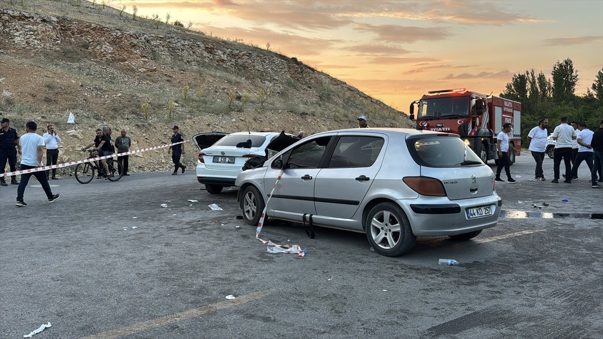  Malatya'nın Yeşilyurt ilçesinde iki otomobilin çarpışması sonucu 11 kişi yaralandı.