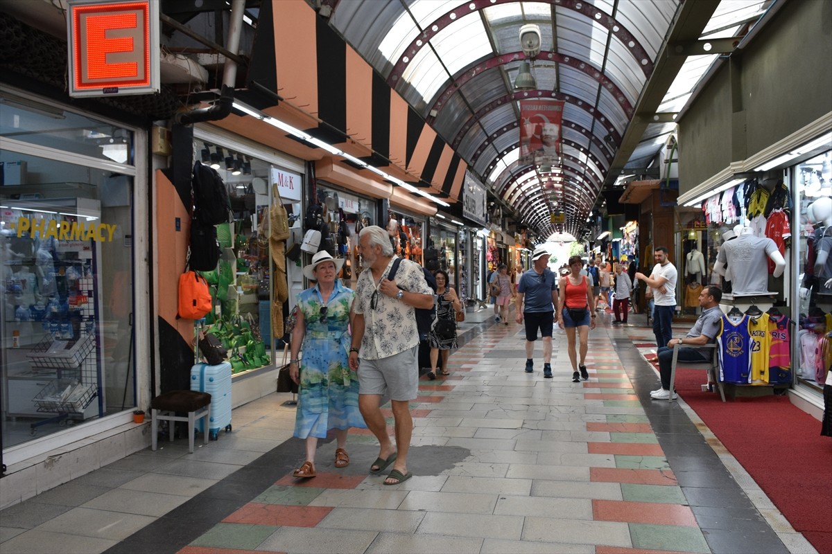 Malta bayraklı kruvaziyer "Marella Explorer", 1896 yolcusuyla Muğla'nın Marmaris ilçesine geldi....