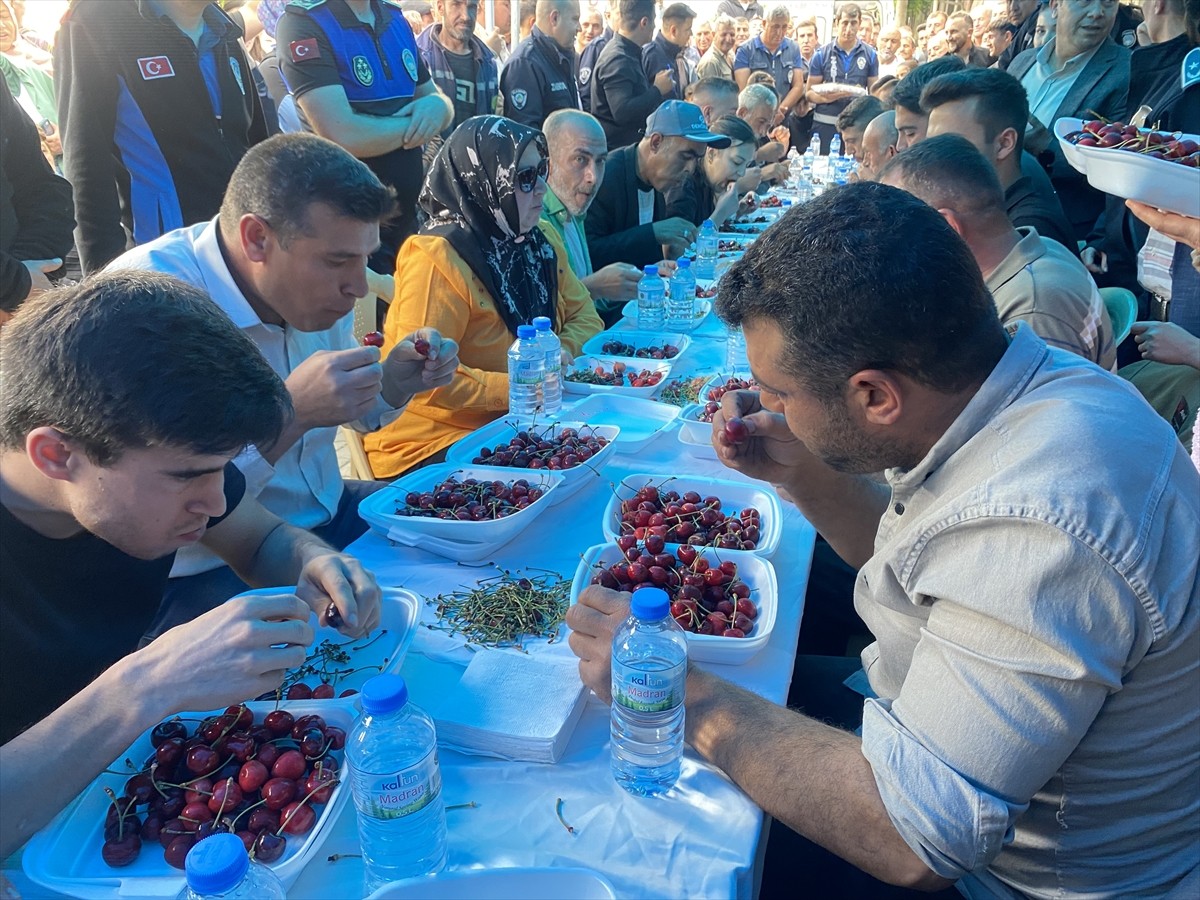 Manisa'nın Alaşehir ilçesinde düzenlenen kiraz yeme yarışında, birinciliği 10 dakikada 2 kilo 592...