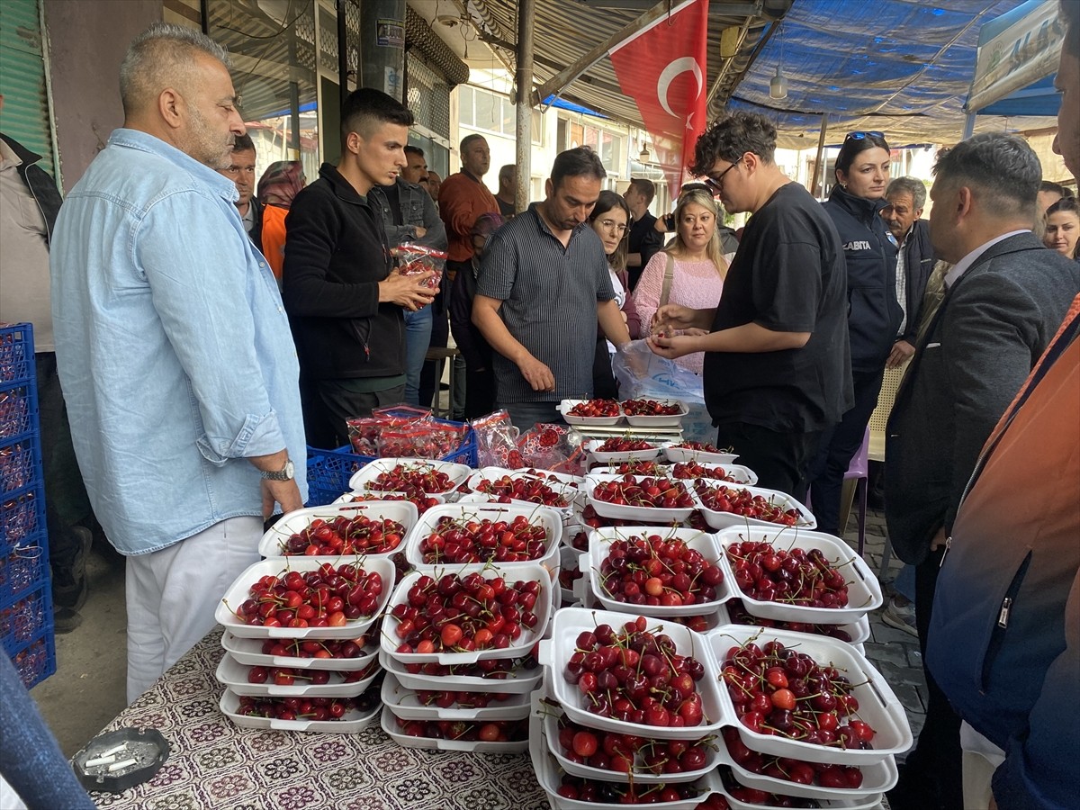Manisa'nın Alaşehir ilçesinde düzenlenen kiraz yeme yarışında, birinciliği 10 dakikada 2 kilo 592...
