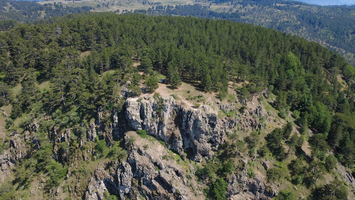 Manisa'nın Demirci ilçesindeki "Gelin Uçtu Kayalıkları" tabiat parkı olarak belirlendi.