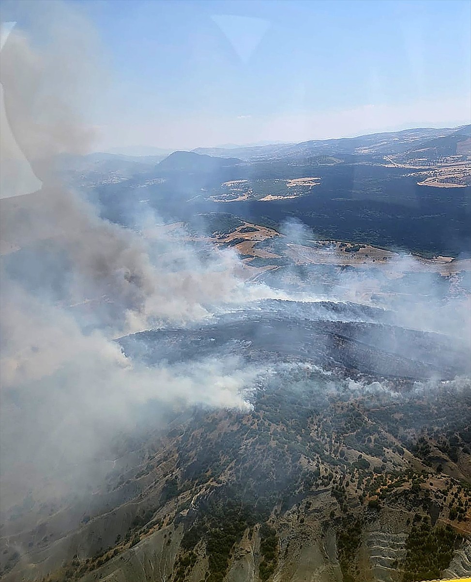 Manisa'nın Kula ilçesinde çıkan orman yangınına ekipler havadan ve karadan müdahale ediyor.
